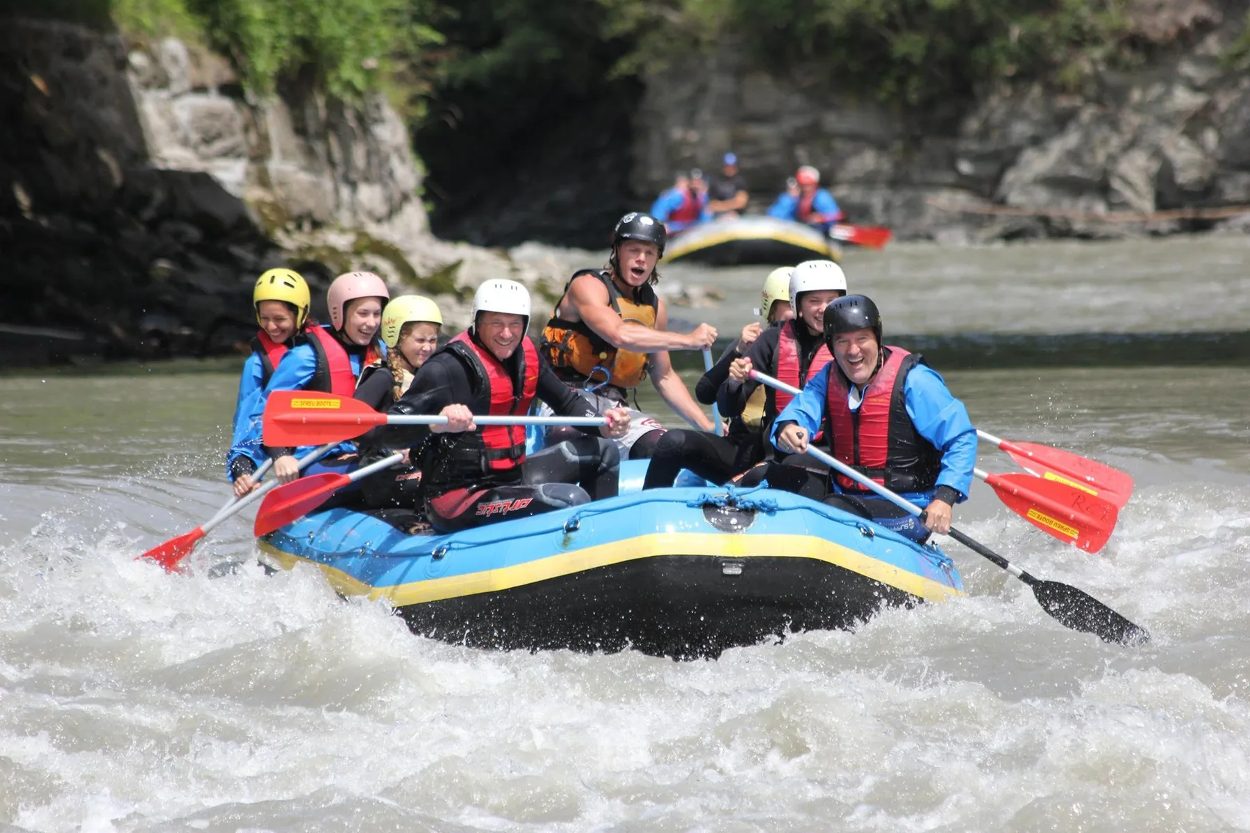 Rafting, Flying Fox, Paragliding und Spa-Tage sorgen für starke Gruppendynamik.
