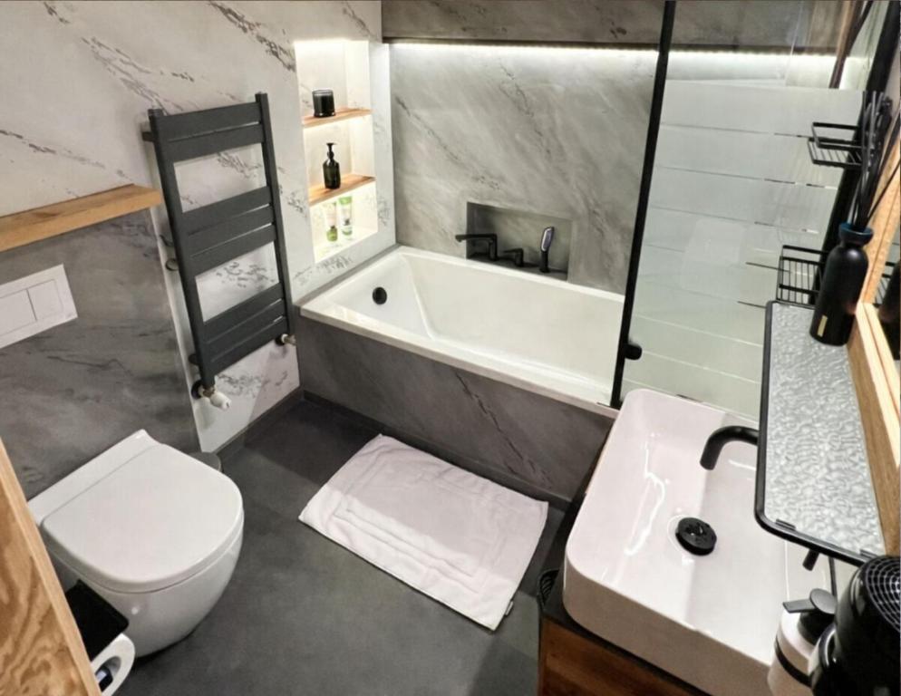 KitzAlpen Chalet — Bad 2