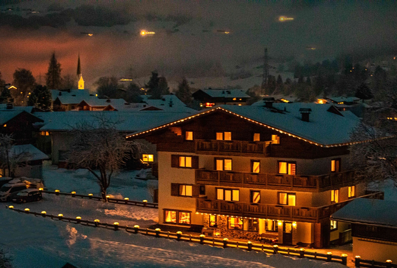 Skitage im Pinzgau – warme Pension, verschneite Berge, direkt an der Panoramabahn.